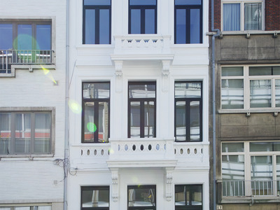 Gerenoveerd duplex appartement met terrassen in authentiek herenhuis